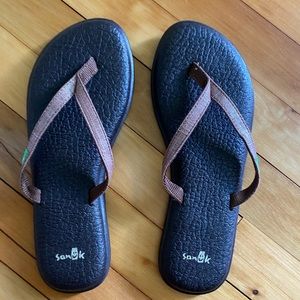 Sanuk flip flop